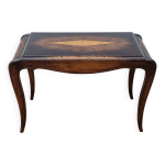 Table basse vintage en bois marqueté, style louis xv, 70 x 34 x 52 cm Table basse vintage en bois marqueté, style louis xv, 70 x 34 x 52 cm
