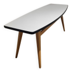 Table basse vintage en forme de planche de surf, en bouleau et formica, années 1950 Table basse vintage en forme de planche de surf, en bouleau et formica, années 1950