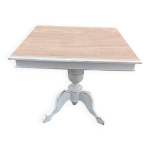 Table carr�e en bois