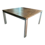 Table carr�e en bois et m�tal style industriel moderne.