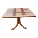 Table carr�e post - moderne, ann�es 90