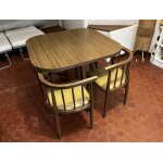 Table carre et quatre chaises encastrables
