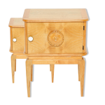 Table de chevet en frêne sculpté vers 1940 Table de chevet en frêne sculpté vers 1940