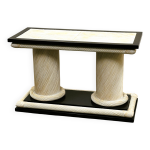 Table console en rotin organique howard dilday des années 1970 avec bordure laquée noire. Table console en rotin organique howard dilday des années 1970 avec bordure laquée noire.