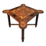Table de jeu marquete du milieu du xxe sicle en orme avec incrustation intarsia et dcoupes d'angle ...