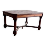 Table � manger carr�e en bois massif brun fonc� de style n�o - renaissance avec base en croix.