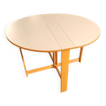 Table à manger pliante scandinave vintage avec rallonges latérales. le plateau ovale est Table à manger pliante scandinave vintage avec rallonges latérales. le plateau ovale est