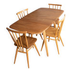 Table à manger rétro blonde ercol modèle 383 et quatre chaises de cuisine à dossier en bâton Table à manger rétro blonde ercol modèle 383 et quatre chaises de cuisine à dossier en bâton