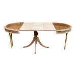Table à manger ronde anglaise extensible rénovée en bois brut et cuir marro Table à manger ronde anglaise extensible rénovée en bois brut et cuir marro