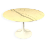 Table à manger ronde en marbre avec pied tulipe années 1960 Table à manger ronde en marbre avec pied tulipe années 1960