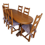 Table monastre avec chaises