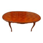 Table ovale style régence, rallonges intégrées Table ovale style régence, rallonges intégrées
