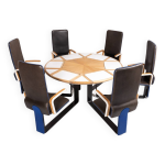 Table peter karpf avec 6 fauteuils fixes sur une structure en mtal laqu noir.
