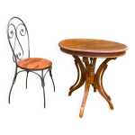 Table ronde et sa chaise en fer forgé Table ronde et sa chaise en fer forgé