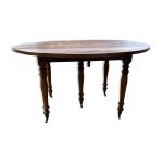 Table ronde en noyer de 130 cm de diamètre . Table ronde en noyer de 130 cm de diamètre .