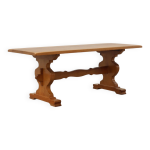 Table à tréteaux en chêne français du xxe siècle avec pieds festonnés et plateau en planches Table à tréteaux en chêne français du xxe siècle avec pieds festonnés et plateau en planches