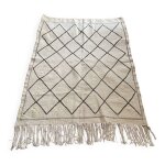 Tapis berbre 134x108 azilal en laine marrocain cru beige avec losanges noirs