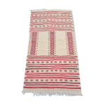 Tapis rouge et blanc à motifs éthniques traditionnel Tapis rouge et blanc à motifs éthniques traditionnel