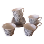 Tasses noires et blanches avec assiettes