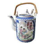 Théière en porcelaine fine japonaise, motifs geishas / fleurs cerisiers, anse imitation bambou Théière en porcelaine fine japonaise, motifs geishas / fleurs cerisiers, anse imitation bambou