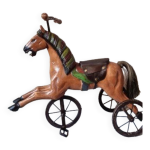 Tricycle ancien, jouet français avec cheval sculpté en bois et métal Tricycle ancien, jouet français avec cheval sculpté en bois et métal
