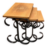 Trio de tables gigognes en bois et fer forgé style brutaliste années 60 Trio de tables gigognes en bois et fer forgé style brutaliste années 60