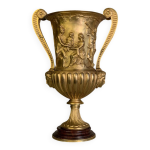 Urne en bronze dor�, base de marbre rouge griotte