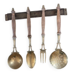 Ustensiles de cuisine en laiton et bois avec présentoir mural en laiton doré Ustensiles de cuisine en laiton et bois avec présentoir mural en laiton doré