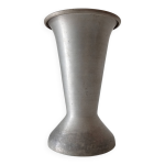 Vase ancien de cimetière en aluminium Vase ancien de cimetière en aluminium
