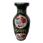 Vase asiatique en c�ramique noire � d�cor de fleurs