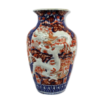 Vase balustre en porcelaine imari du 19e siècle avec décor en relief de dragon Vase balustre en porcelaine imari du 19e siècle avec décor en relief de dragon
