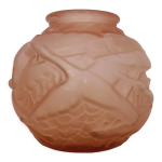 Vase boule art déco en pâte de verre rose à décor oiseaux Vase boule art déco en pâte de verre rose à décor oiseaux