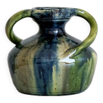 Vase en cramique  deux anses avec un motif dgrad de bleu et vert.