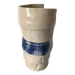 Vase en céramique de forme originale - bandes superposées Vase en céramique de forme originale - bandes superposées