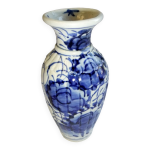 Vase chinois ancien c�ramique d�cor de fleurs blanc bleu
