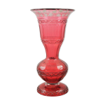 Vase en cristal rouge bohème décoré de feuilles de vigne, 19e siècle Vase en cristal rouge bohème décoré de feuilles de vigne, 19e siècle