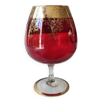 Vase forme coupe  pied, en cristal de bohme. couleur rubis. design volutes & floraux  rehauts or 24 ...