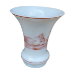 Vase en opaline motifs en grisaille rouge chasse au sanglier
