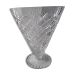 Vase sur un pied en verre taill