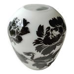 Vase en verre opalin d inspiration asiatique, avec inclusions motifs floraux noires
