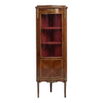Vitrine d'angle de style louis xv avec vitre cintrée, vers 1950 Vitrine d'angle de style louis xv avec vitre cintrée, vers 1950