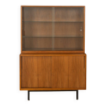 Vitrine des ann�es 1950, placage noyer, portes coulissantes en verre