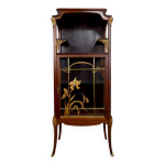 Vitrine art nouveau, bronzes et bois sculpt sur un thme floral, vers 1900