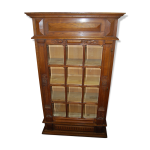 Vitrine verre biseauté, en chêne sculpté du début 20ème Vitrine verre biseauté, en chêne sculpté du début 20ème