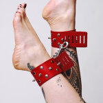 The sinners chevillres en cuir avec pics et mousqueton rouge noir