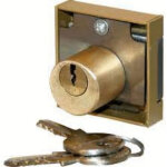 Serrure en applique 3 goupilles 40x40mm cylindre diamtre 22mm droite - devismes - 12154d - bronze