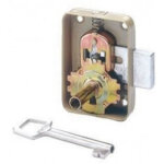 Serrure d'armoire � encastrer paris 60 x 70 mm axe 30 mm gauche canon 27 mm vachette 11413000