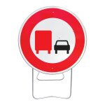 Panneau + pied solidaire interdit aux camions de doubler