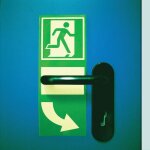 Reprage photolum poigne de porte d'issue de secours