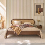 Lit en bois massif et cannage finition noyer 160 cm Lit en bois massif et cannage finition noyer 160 cm